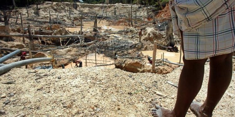 Una vista de la mina de oro Las Cristinas cuya concesión pertenece a la minera canadiense Cristallex, en Venezuela. 29 de septiembre 2005. Un tribunal en Estados Unidos falló a favor de una petición de la minera canadiense Crystallex para avanzar en una disputa contra Venezuela, por la que busca recibir una indemnización por una expropiación de 2008.  REUTERS /Howard Yanes - RTR18J34