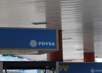 Imagen de archivo del logo de la petrolera estatal venezolana PDVSA en una estación de servicio en Caracas, Noviembre 13, 2017. REUTERS/Marco Bello