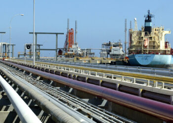 FOTO ARCHIVO- En esta foto de archivo sin fecha, se observa un tanquero cargando en el principal terminal petrolero Jose en Venezuela. REUTERS/Jorge Silva/Foto archivo