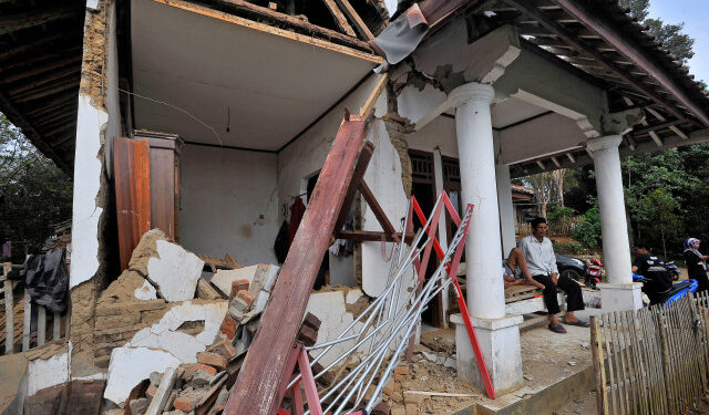 Locals sit at thier house damaged after an earthquake hit in Pandeglang, Banten province, Indonesia, August 3, 2019. Antara Foto/Asep Fathulrahman/ via REUTERS  ATTENTION EDITORS - THIS IMAGE WAS PROVIDED BY A THIRD PARTY. MANDATORY CREDIT. INDONESIA OUT