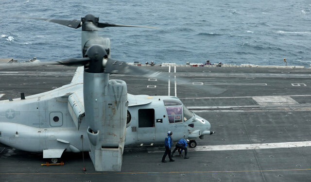 FOTO DE ARCHIVO. La nave militar estadounidense MV-22 se posa en una plataforma del portaaviones USS Abraham Lincoln en el Golfo de Omán cerca del Estrecho de Ormuz. Julio, 2019. REUTERS/Ahmed Jadallah