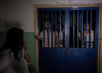 10.-Fotografía tomada el domingo 14 de julio de pacientes en el Hospital Psiquiátrico de Caracas ubicado en Lídice, Caracas (Venezuela). Miles de pacientes mentales se ven forzados en Venezuela a atravesar diariamente un doble laberinto: el de sus propios trastornos y la escasez de asistencia médica pública que les ayude a mejorar. Habitaciones oscuras, catres en los que no aparecen siquiera sus nombres, porque bien podrían ser otros pacientes los que ocupen la noche siguiente esa habitación del Hospital Psiquiátrico de Caracas, una institución fundada hace 126 años que no atraviesa por su mejor momento. EFE/ Rayner Peña R/ ATENCIÓN EDITORES: Esta imagen forma parte de un fotoensayo de 16 fotos