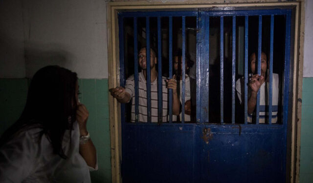 10.-Fotografía tomada el domingo 14 de julio de pacientes en el Hospital Psiquiátrico de Caracas ubicado en Lídice, Caracas (Venezuela). Miles de pacientes mentales se ven forzados en Venezuela a atravesar diariamente un doble laberinto: el de sus propios trastornos y la escasez de asistencia médica pública que les ayude a mejorar. Habitaciones oscuras, catres en los que no aparecen siquiera sus nombres, porque bien podrían ser otros pacientes los que ocupen la noche siguiente esa habitación del Hospital Psiquiátrico de Caracas, una institución fundada hace 126 años que no atraviesa por su mejor momento. EFE/ Rayner Peña R/ ATENCIÓN EDITORES: Esta imagen forma parte de un fotoensayo de 16 fotos