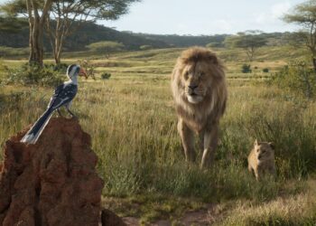 AME7768. LOS ÁNGELES (EEUU), 18/07/2019.- Fotograma cedido por Disney Enterprises donde aparecen el pájaro bucerótido Zazu (i), el león Mufasa y su hijo Simba, durante una escena de la película "El rey león" que llega a las salas de cine este fin de semana como uno de los estrenos cinematográficos más esperados de la temporada. Con un estreno mundial, la versión contemporánea de la aclamada película estrenada en 1994 promete eclipsar a gran parte de la oferta presente en las salas de proyección con su objetivo de recuperar, por un lado, la nostalgia de aquellos niños -ahora adultos- que devoraron una y otra vez la cinta original y de ganar, además, nuevos seguidores. EFE/ Disney Enterprises SOLO USO EDITORIAL NO VENTAS