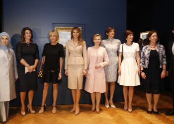 Turkey's first lady Emine Erdogan, Iceland's Thora Margret Baldvinsdottir, France's first lady Brigitte Trogneux, U.S. first lady Melania Trump, Slovenia's Mojca Stropnik, Bulgaria's Desislava Radeva, Belgium's Amelie Derbaudrenghien and Norway's Ingrid Schulerud- Stoltenberg and Luxembourg's Gauthier Destenay visit  the Magritte Museum in Brussels, May 25, 2017. REUTERS/Francois Lenoir