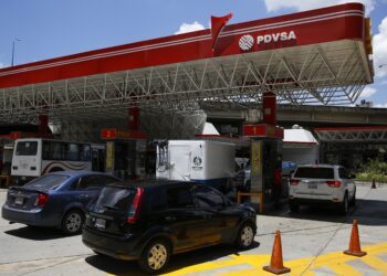 Una gasolinera de PDVSA en Caracas, ago 29 2014. La venezolana PDVSA suspendió su plan de exportación de crudo diluido (DCO) para octubre mientras revisa los crecientes costos de importación de nafta que está asumiendo la compañía para mezclar con sus extrapesados y formular estas variedades de crudo, dijeron operadores el viernes a Reuters.  REUTERS/Carlos Garcia Rawlins