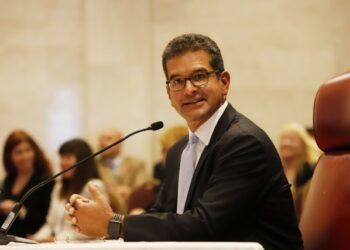 AME3518. SAN JUAN (PUERTO RICO), 02/08/2019.-El abogado Pedro Pierluisi habla este viernes durante una ronda de preguntas ante la Cámara Baja de Puerto Rico, en San Juan (Puerto Rico). Pierluisi será juramentado en los próximos minutos como nuevo gobernador de Puerto Rico, según anunció este viernes el ahora exmandatario de la isla Ricardo Rosselló al formalizar su renuncia. EFE/ Thais Llorca