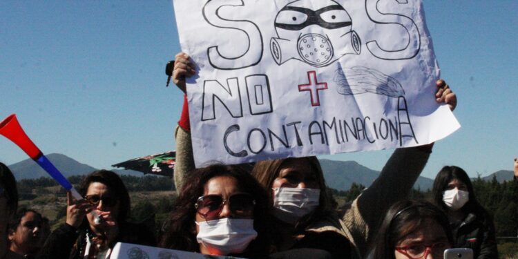 VENTANAS: Manifestantes atacaron oficinas de Gasmar y Codelco Ventanas tras marcha contra la contaminación.