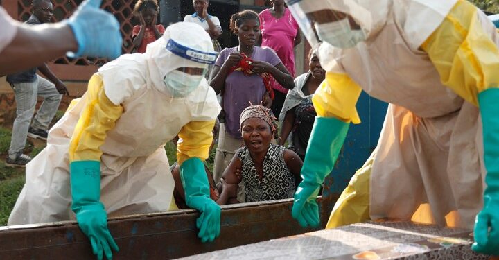 A mother of a child, suspected of dying from Ebola, cries near her child's coffin in Beni, North Kivu Province of Democratic Republic of Congo, December 17, 2018.   REUTERS/Goran Tomasevic        TPX IMAGES OF THE DAY - RC15E18C2DE0