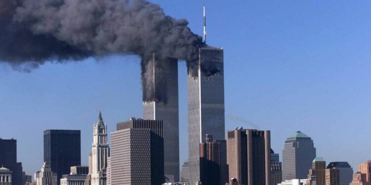 MCX04 NUEVA YORK (ESTADOS UNIDOS) 05-04-05. (ARCHIVO) Imagen de archivo que muestra las Torres Gemelas en llamas después del atentado del 11 de saptiembre de 2001 en Nueva York, EE.UU. El Laboratorio de investigación del fuego y los edificios del Instituto Nacional de Calidad y Tecnología perteneciente al departamento de Comercio de EE.UU. ha hecho público hoy martes 05 de abril en una rueda de prensa su informe sobre el derrumbamiento de las Torres Gemelas. EFE/JASON SZENES