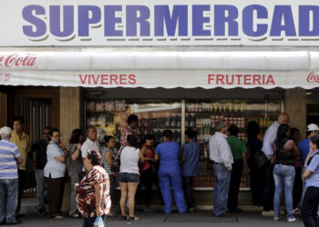 People line up to buy basic products outside a supermarket in Caracas, Venezuela January 15, 2016. Venezuelan President Nicolas Maduro's socialist government decreed on Friday a 60-day "economic emergency" for the recession-hit OPEC nation reeling from low oil prices and a sputtering state-led economic model. REUTERS/Marco Bello