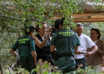 GRAF5873. CERCEDILLA (MADRID), 03/09/2019.- Dolores Fernandez Ochoa (2i), hermana de la desaparecida, en la zona donde se realizan las labores de búsqueda de Blanca Fernández Ochoa en Cercedilla (Madrid), desaparecida desde pasado día 23, y cuya búsqueda aúna la experiencia de decenas de profesionales y voluntarios que recorren el monte metro a metro, y los más modernos drones con cámaras que permiten ver la zonas más inaccesibles y transmitir las imágenes al centro de control. EFE/ Rodrigo Jiménez