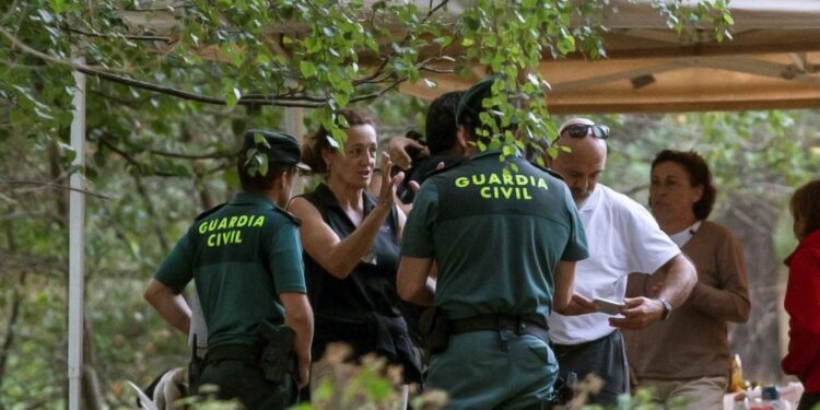 GRAF5873. CERCEDILLA (MADRID), 03/09/2019.- Dolores Fernandez Ochoa (2i), hermana de la desaparecida, en la zona donde se realizan las labores de búsqueda de Blanca Fernández Ochoa en Cercedilla (Madrid), desaparecida desde pasado día 23, y cuya búsqueda aúna la experiencia de decenas de profesionales y voluntarios que recorren el monte metro a metro, y los más modernos drones con cámaras que permiten ver la zonas más inaccesibles y transmitir las imágenes al centro de control. EFE/ Rodrigo Jiménez