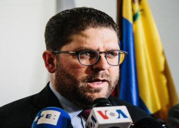 EPA7143. NUEVA YORK (ESTADOS UNIDOS), 19/03/2019.- Gustavo Marcano, quien cumple las funciones de ministro consejero en Estados Unidos, ofrece una rueda de prensa en el consulado de Venezuela en Nueva York, este martes en Estados Unidos. Representantes del líder opositor venezolano Juan Guaidó se hicieron ayer con el control del consulado de Venezuela en NuevaYork y de dos edificios del Ministerio de Defensa de este país en Washington, en un gesto que busca aumentar la presión sobre el presidente Nicolás Maduro. EFE/ Alba Vigaray