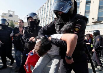 Law enforcement officers detain a participant in a rally calling for opposition candidates to be registered for elections to Moscow City Duma, the capital's regional parliament, in Moscow, Russia August 3, 2019. REUTERS/Shamil Zhumatov