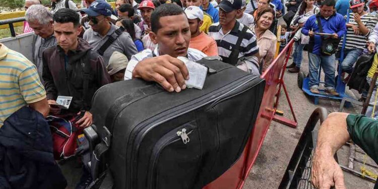 Venezuelan citizens enter Cucuta, Norte de Santander Department, Colombia from San Antonio del Tachira, Venezuela at the Simon Bolivar international bridge on July 25, 2017.
Some 25.000 Venezuelans cross to Colombia and return to their country daily with food, consumables and money from ilegal work, according to official sources. Also, there are 47.000 Venezuelans in Colombia with legal migratory status and another 150.000 who have already completed the 90 allowed days and are now without visa.  / AFP PHOTO / Luis Acosta