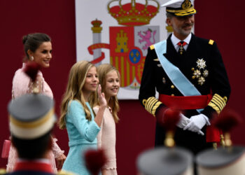 Spain´s King Felipe VI (R), Queen Letizia (L), princess Leonor (2R) and princess Sofia (2L) arrive to attend the Spanish National Day military parade in Madrid on October 12, 2019. (Photo by OSCAR DEL POZO / AFP)