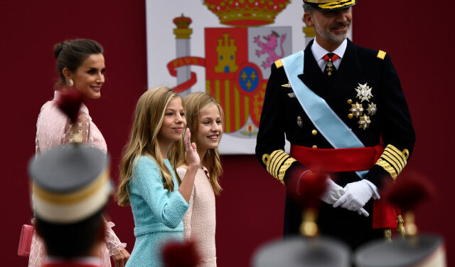 Spain´s King Felipe VI (R), Queen Letizia (L), princess Leonor (2R) and princess Sofia (2L) arrive to attend the Spanish National Day military parade in Madrid on October 12, 2019. (Photo by OSCAR DEL POZO / AFP)