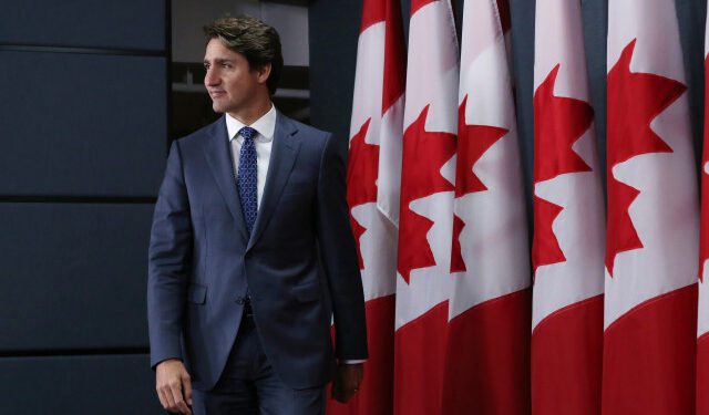 Canadian Prime Minister Justin Trudeau arrives for a news conference on October 23, 2019 in Ottawa, Canada. - A weakened Prime Minister Justin Trudeau set out October 22, 2019 to secure the support of smaller parties he will need to form a government after winning Canada's nail-biter general election but falling short of a majority. Trudeau's Liberals took 157 seats in the 338-member House of Commons, down from a comfortable majority of 184 in the last ballot (and from 177 at the dissolution of parliament), official results showed. (Photo by Dave Chan / AFP)