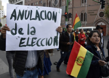 Supporters of the Comunidad Ciudadana (CC) opposition party, of former presidential candidate Carlos Mesa, attend a march against the results of the October 20 elections, in La Paz on October 28, 2019. - The platform gathering the regional civic committees (Conade), demanded the annulment of the controversial general elections in Bolivia, won by President Evo Morales in the first round, and called for new elections with a new electoral court. (Photo by AIZAR RALDES / AFP)