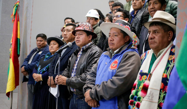 Miembros del CONALCAM (Coordinador nacional para el cambio), que apoyan al presidente de Bolivia, Evo Morales, dan una conferencia de prensa en el palacio presidencial La Casa Grande del Pueblo en La Paz, Bolivia, 22 de octubre de 2019. REUTERS / David Mercado.