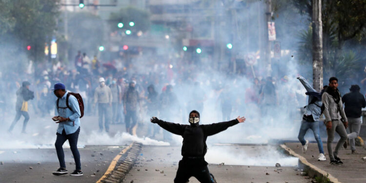 Foto del viernes de un manifestante arrodillado durante una marcha en Quito. 
Oct 4, 2019. REUTERS/Ivan Alvarado