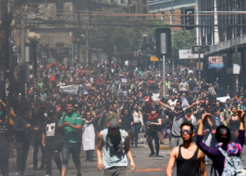 Demonstrators take part in a protest against Chile's state economic model in Valparaiso, Chile, October 21, 2019. REUTERS/Rodrigo Garrido