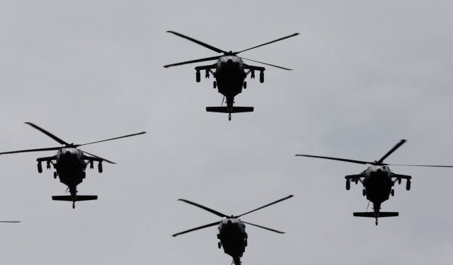 FOTO DE ARCHIVO. Helicópteros de la Fuerza Aérea Colombiana realizan una maniobra militar en Rionegro. Julio, 2019. REUTERS/David Estrada