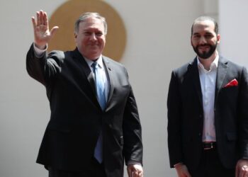 AME8842. SAN SALVADOR (EL SALVADOR), 21/07/2019.- El presidente de El Salvador, Nayib Bukele (d), recibe al secretario de Estado de Estados Unidos, Mike Pompeo (i), este domingo en la Casa Presidencial de San Salvador (El Salvador). Pompeo llegó al país centroamericano para revisar las acciones implementadas para frenar la migración irregular. EFE/ Rodrigo Sura