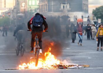 A demonstrator cycles over burning objects on a road during a protest against the government in Valparaiso, Chile October 19, 2019. REUTERS/Rodrigo Garrido
Referencial