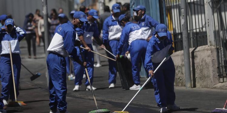 Ecuador cuadrillas limpieza. Foto EFE.