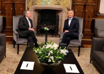 El presidente de Argentina, Mauricio Macri, en reunión con el candidato ganador, Alberto Fernández. Foto EFE