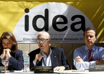Colombia's former president Andres Pastrana (C) speaks next to Bolivia's former president Jorge Quiroga (R) and Costa Rica's former President Laura Chinchilla during a news conference in Caracas December 4, 2015. A group of former presidents, who are members of the Democratic Initiative of Spain and the Americas (IDEA), was invited by the Venezuelan coalition of opposition parties (MUD) as an accompaniment mission for the upcoming parliamentary elections. REUTERS/Carlos Garcia Rawlins