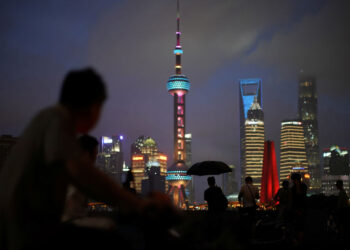 FOTO DE ARCHIVO: Grupo de personas en un puente frente al distrito financiero de Pudong en Shanghái, China, el 19 de julio de 2019. REUTERS/Canción Aliada