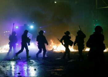 La policía antidisturbios camina junto a una barricada de incendios durante la huelga general de Cataluña en Barcelona, España, 18 de octubre de 2019. REUTERS Albert Gea