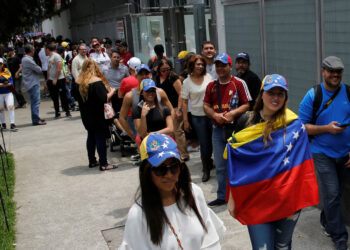 General view shows people waiting to cast their votes during an unofficial plebiscite against Venezuela's President Nicolas Maduro's government, in Mexico City, Mexico July 16, 2017. REUTERS/Henry Romero