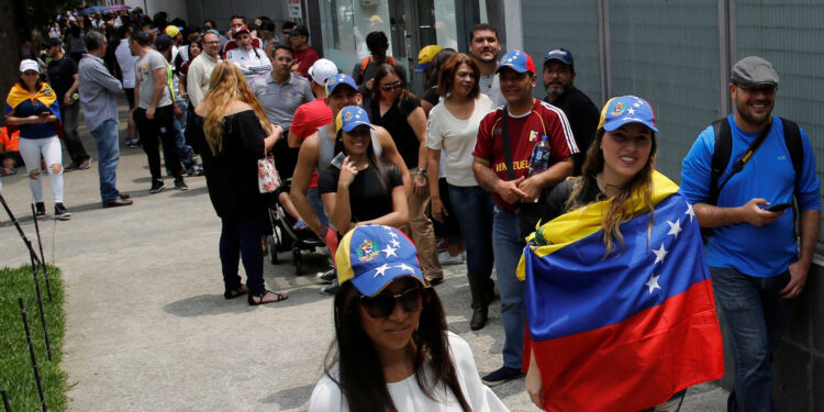 General view shows people waiting to cast their votes during an unofficial plebiscite against Venezuela's President Nicolas Maduro's government, in Mexico City, Mexico July 16, 2017. REUTERS/Henry Romero