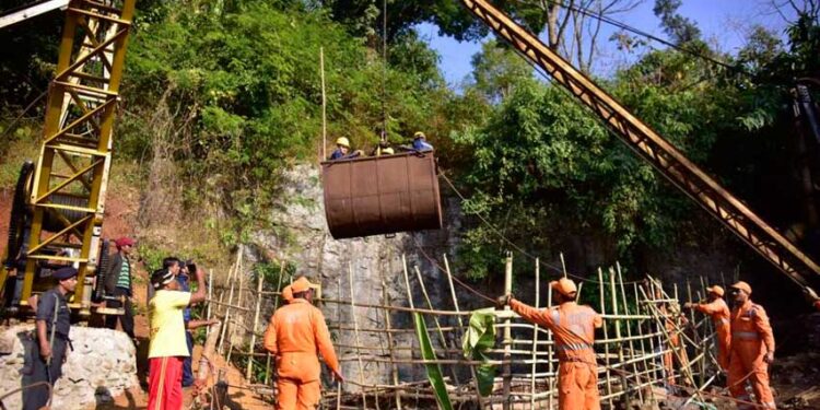 Rescate niño, pozo, India. 28Oct2019- EFE