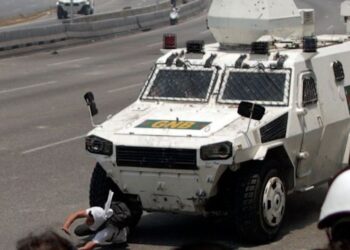 Tanqueta GNB, Manifestante en La Carlota, Venezuela Caracas. 30 de abirl 2019.