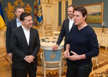 This handout picture taken and released by the Ukrainian Presidential press-service shows President Volodymyr Zelensky (L) talking with US actor and film producer Tom Cruise (R) during their meeting in Kiev late on September 30, 2019. (Photo by STR / AFP)