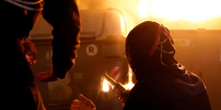 Un manifestante catalán enciende un cóctel molotov durante la huelga general de Cataluña en Barcelona, España, 18 de octubre de 2019. REUTERS Rafael Marchante