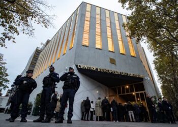 Police officers stand guard outside the Centre Europeen Du Judaisme (European Judaism Center), before its official inauguration in Paris on October 29, 2019. (Photo by Ian LANGSDON / POOL / AFP)