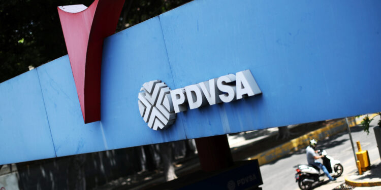 Foto de archivo del logo de PDVSA en una gasolinera en Caracas. 
May 17, 2019. REUTERS/Ivan Alvarado