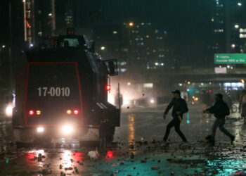 Manifestantes chocan con la policía antidisturbios durante una protesta en Bogotá, Colombia. 21 de noviembre de 2019. REUTERS/Luisa González