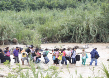 People cross from San Antonio del Tachira in Venezuela to Cucuta in Colombia through "trochas" -illegal trails- near the Simon Bolivar international bridge, on November 20, 2019, after the Colombian government ordered the border closure ahead of the upcoming national strike next November 21. (Photo by Schneyder MENDOZA / AFP)