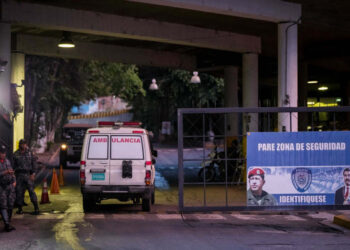 CAR001. CARACAS (VENEZUELA), 9/7/2018.- Una ambulancia ingresa al edificio del Servicio Bolivariano de Inteligencia (Sebin) hoy, lunes 9 de julio de 2018, en Caracas (Venezuela). Un grupo de los considerados "presos políticos" venezolanos inició hoy un nuevo motín dentro de los calabozos del Servicio Bolivariano de Inteligencia (Sebin) en Caracas para denunciar los maltratos que supuestamente sufren en su reclusión y exigir la mediación de la Fiscalía. EFE/MIGUEL GUTIÉRREZ