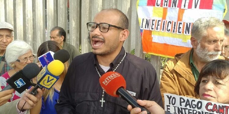 Carlos Julio Rojas, coordinador del Frente en Defensa del Norte de Caracas. Protesta CANTV 1Nov2019
