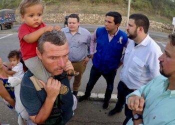 Comisionado del Secretario General de la OEA para la crisis de migrantes y refugiados venezolanos, David Smolansky en Brasil. Foto Prensa presidencial Twitter.