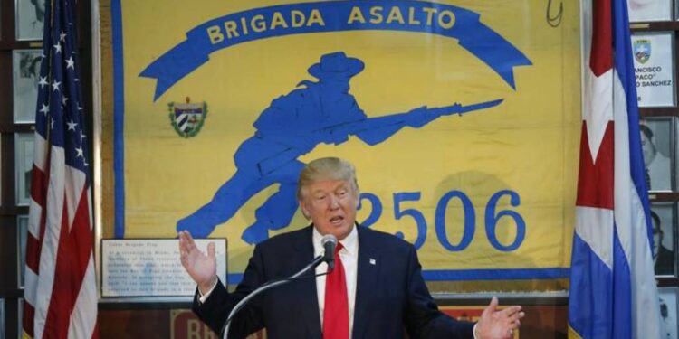 El entonces candidato presidencial Donald Trump visita el Museo de Bahía de Cochinos y da un discurso ante los veteranos de la Brigada 2506, el 25 de octubre de 2016, en Miami. AL DÍAZ MIAMI HERALD