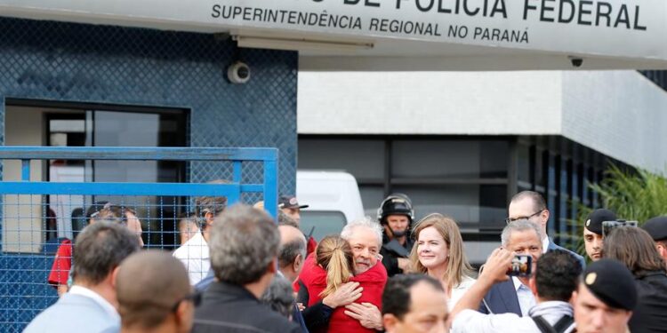 El expresidente brasileño Luiz Inácio Lula da Silva (c), sale de la cárcel donde cumplía una condena por corrupción desde hacía 1 año y 7 meses, en la ciudad de Curitiba (Brasil). EFEHedeson Alvez